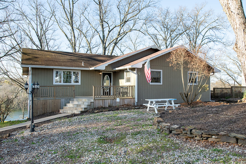 Ply Gem Exteriors lakeside Mastic renovation before